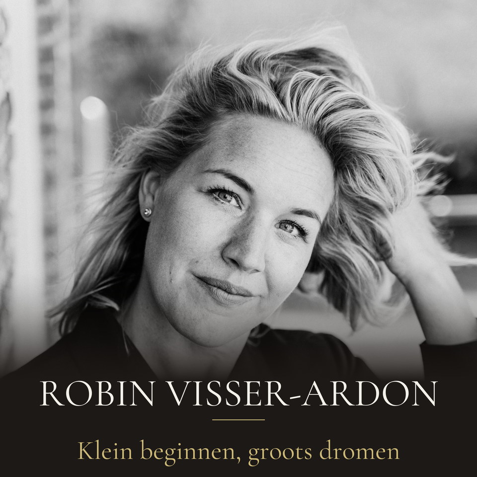 Omslag van de podcast van Robin Visser-Ardon: haar portret in zwart-wit naast haar naam en het woord Podcast in goud
